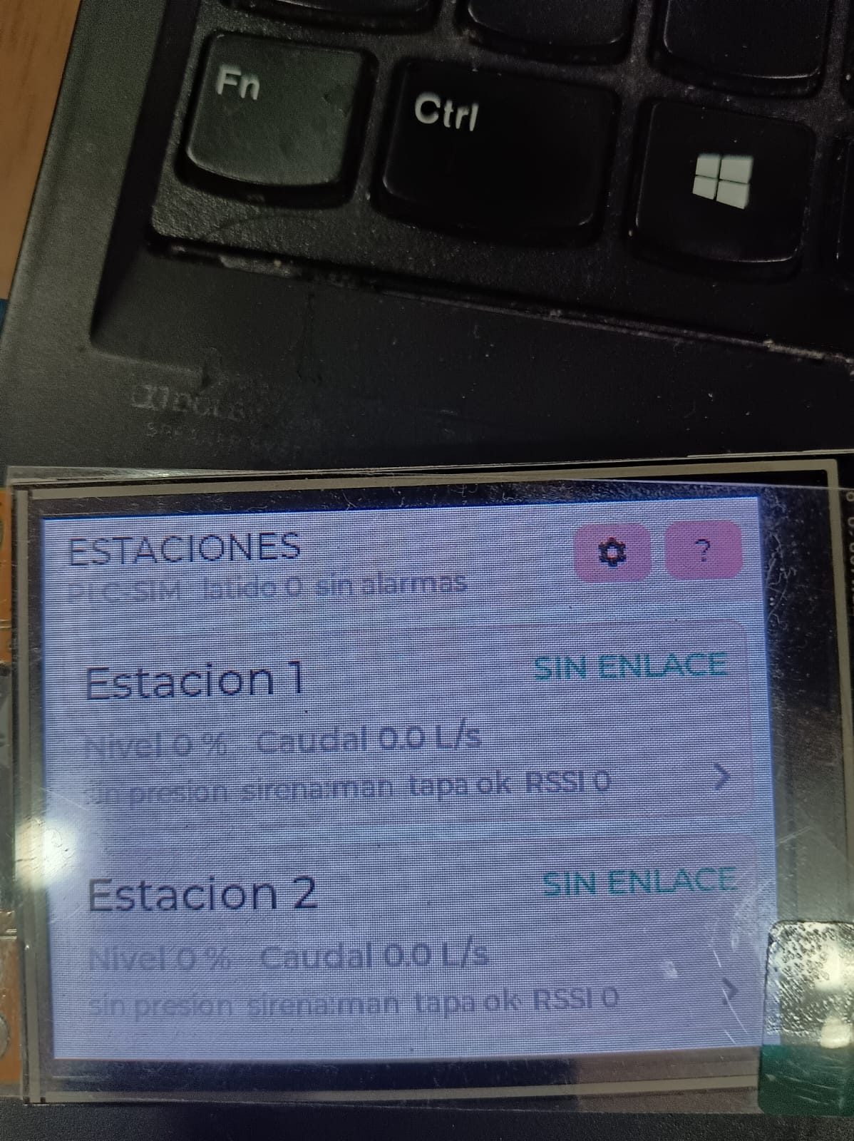 Mini HMI ESP32 de AYSAFI funcionando, mostrando el monitoreo de estaciones remotas